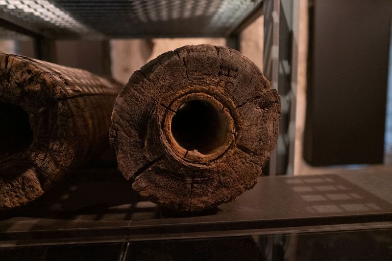 Datei:Historische Holzrohrleitung.jpg