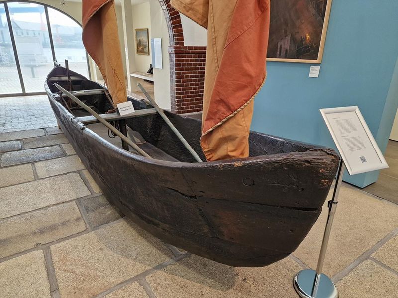 Datei:Einbaum (Ellerbeker Kahn).jpg