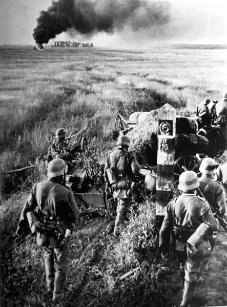 Datei:Deutsche Truppen passieren die sowjetische Grenze.jpg