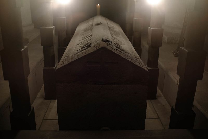 Datei:Sarkophag Bernward von Hildesheim.jpg