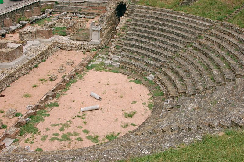 Datei:Amphitheater in Triest.JPG
