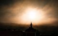 Silhouette einer Kapelle bei Sonnenaufgang in Kupfermühle