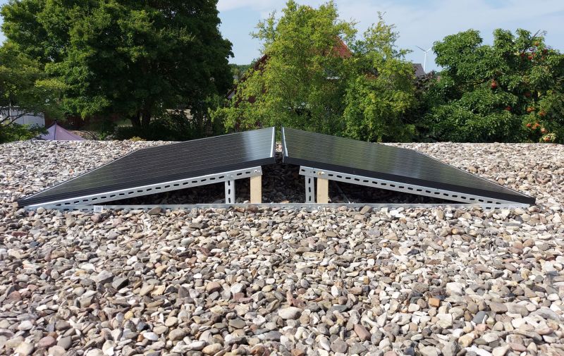 Datei:Balkonkraftwerk Flachdach.jpg