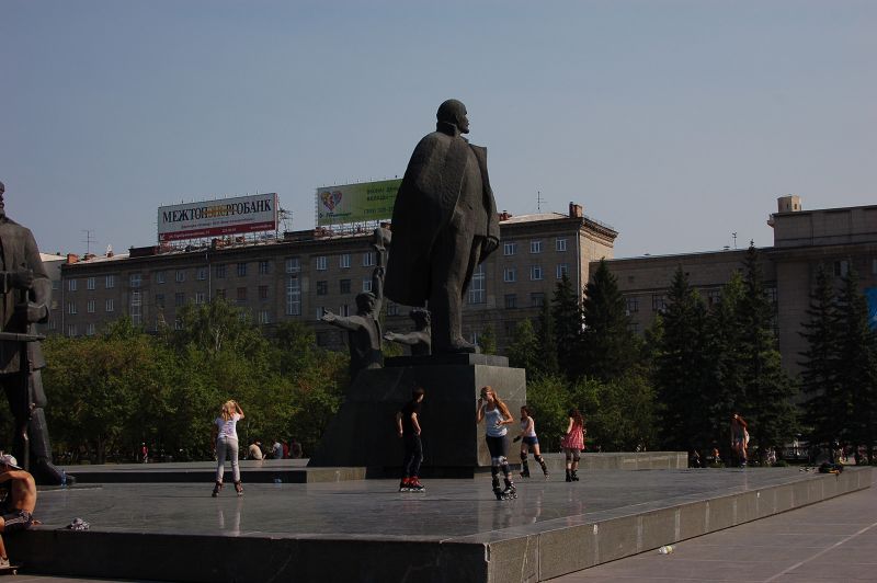 Datei:Russland, Nowosibirsk, Denkmal, Skater.JPG