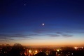 Venus mit Mond in der Abenddämmerung.