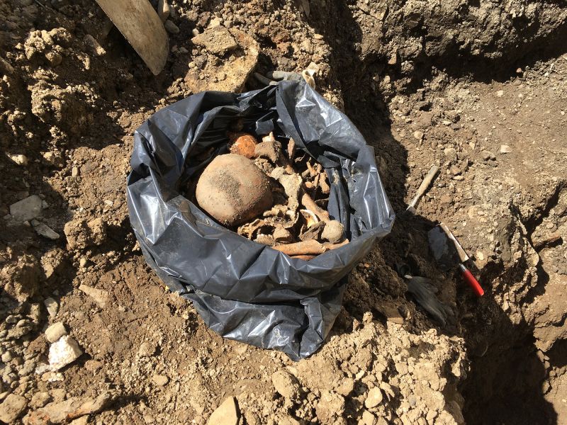 Datei:Ausgrabung Knochen Friedhof.JPG